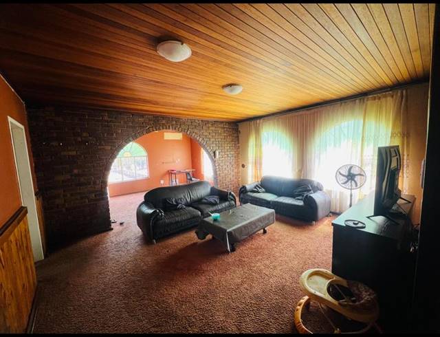 8 BEDROOM HOUSE FOR SALE IN LAUDIUM